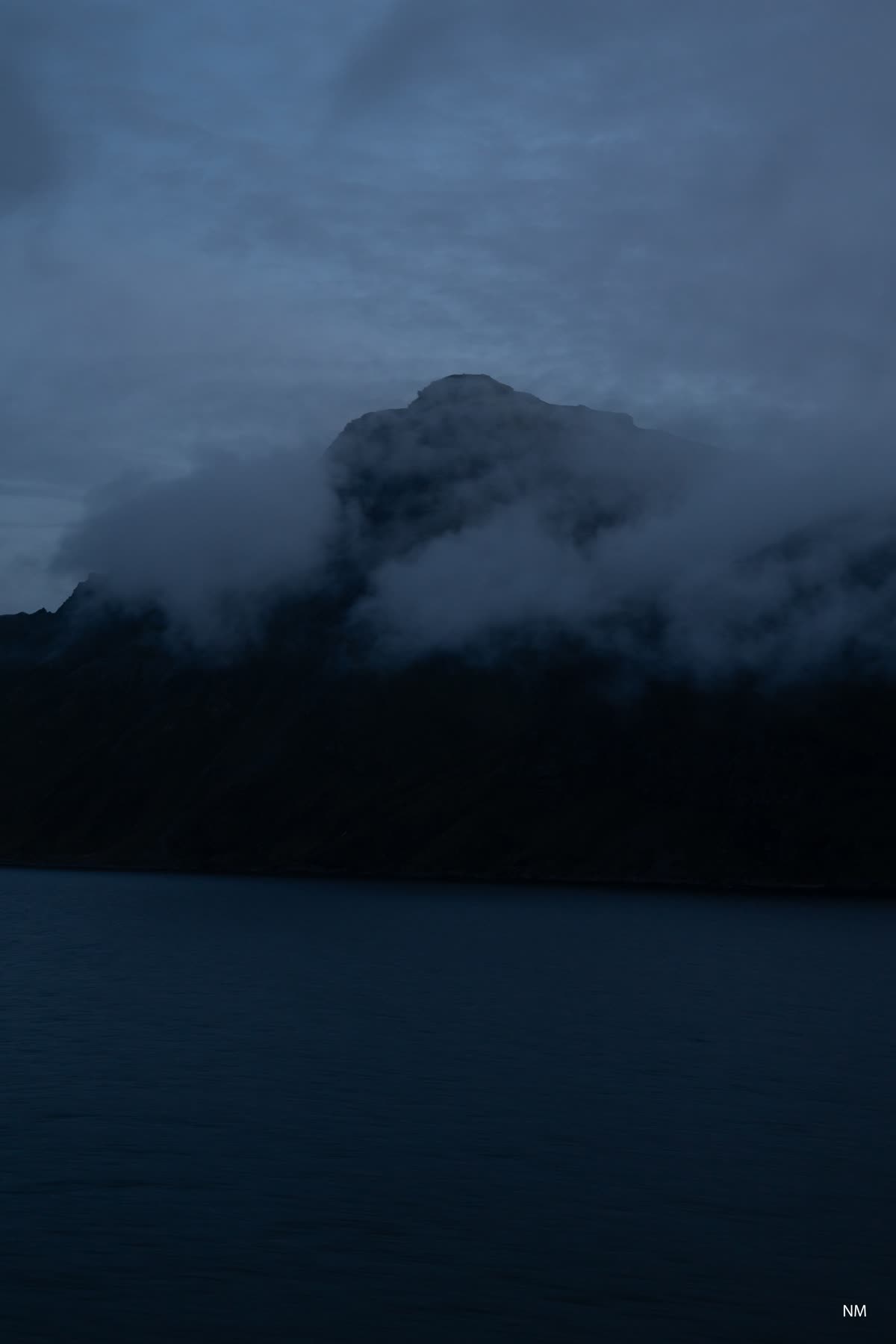 Berglandschaft in der Dämmerung, fotografiert von Nando Müller
